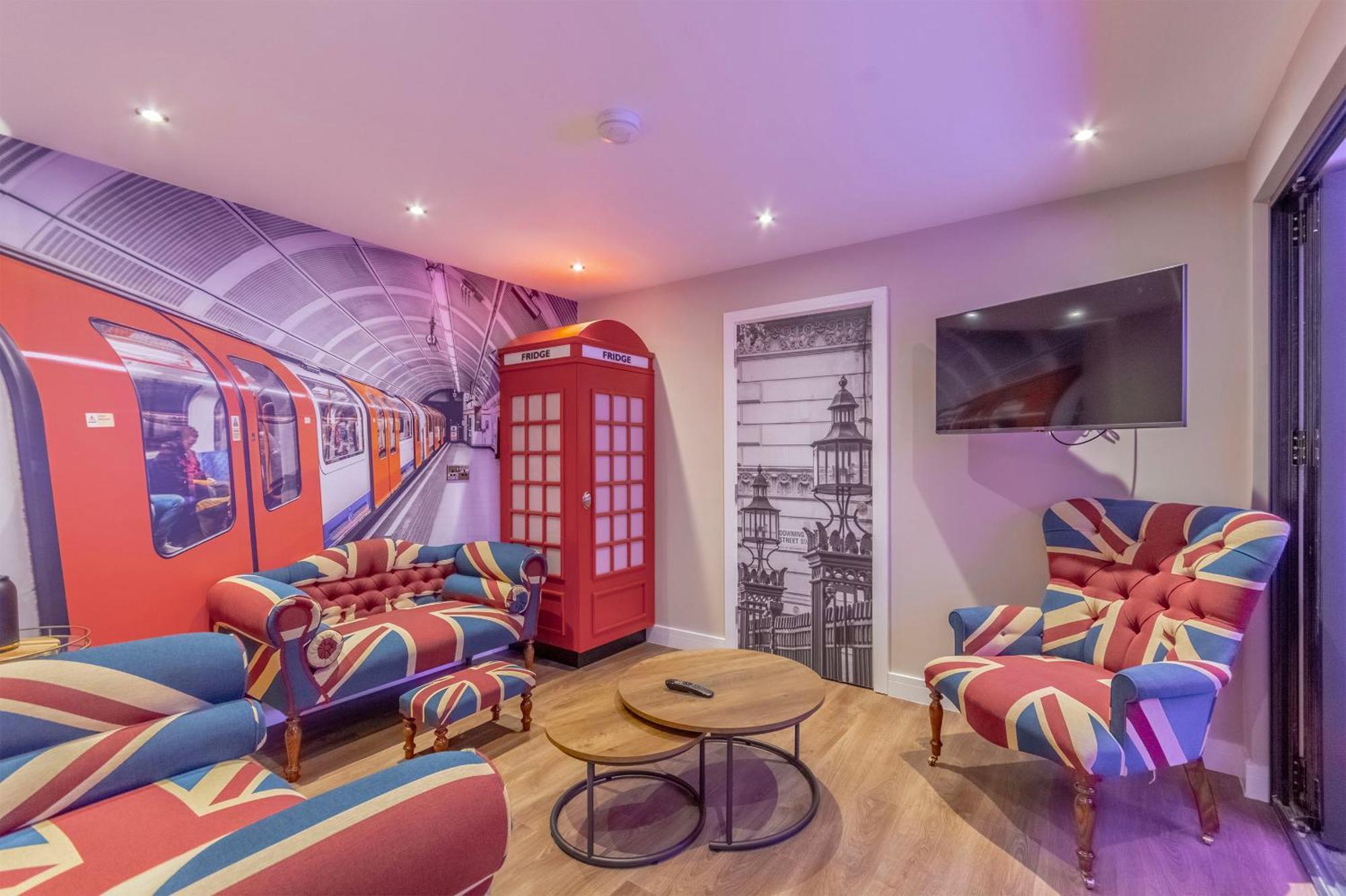 The Old School House - Luxury Themed Apartment
